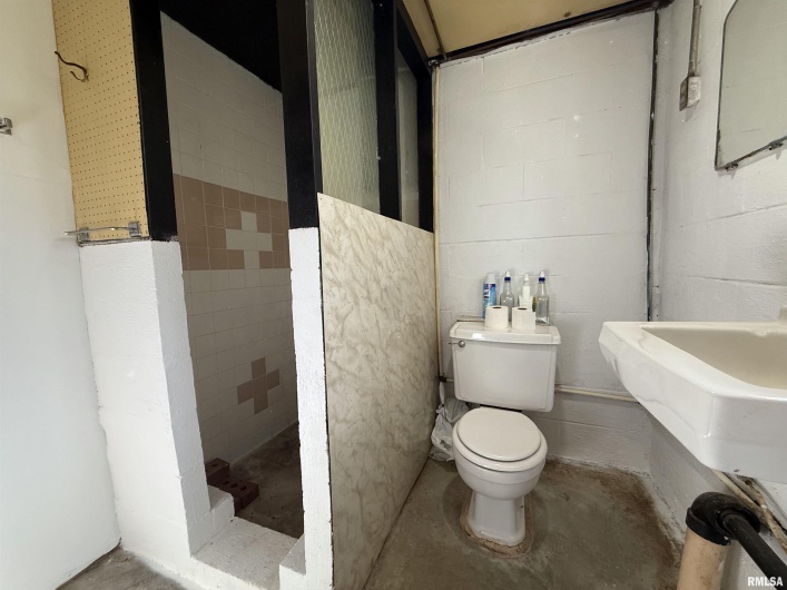 8375 Highway 145 S, Harrisburg, Illinois 62946-5521, 3 Bedrooms Bedrooms, 0 ,2 BathroomsBathrooms,Residential,For Sale,Highway 145 S,0,RMAEB460176
