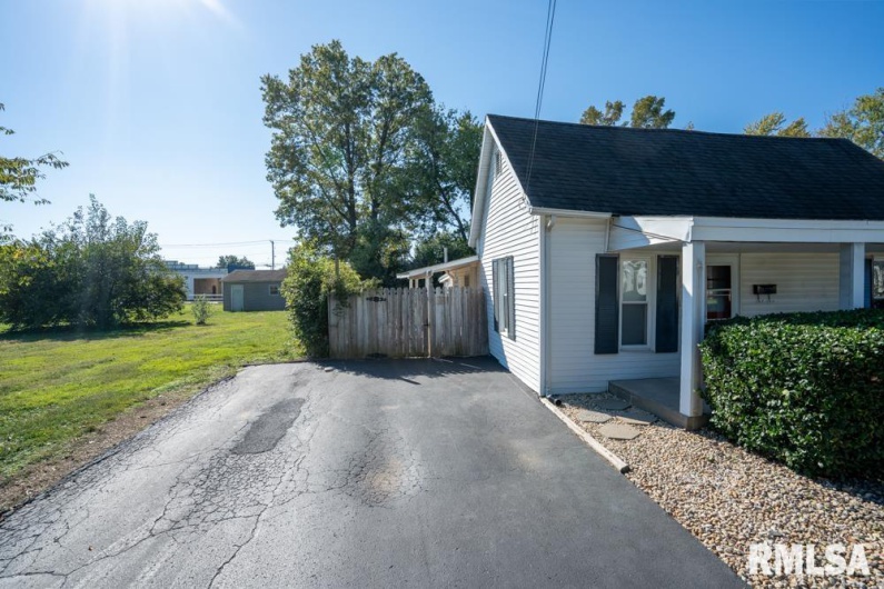 1713 DEWEY Street, Marion, Illinois 62959, 2 Bedrooms Bedrooms, 0 ,1 BathroomBathrooms,Residential,For Sale,DEWEY,0,RMAQC4268533