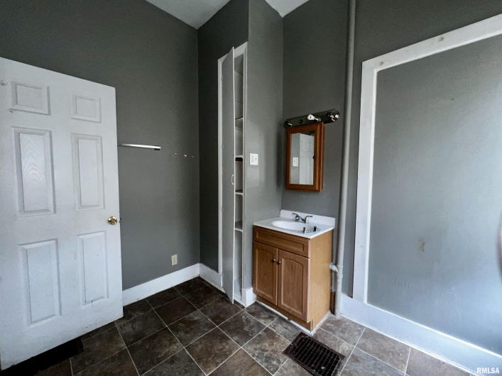 502 Beveridge Street, Carbondale, Illinois 62901, 0 , 0 ,0,Residential Income,For Sale,Beveridge,0,RMAEB460177
