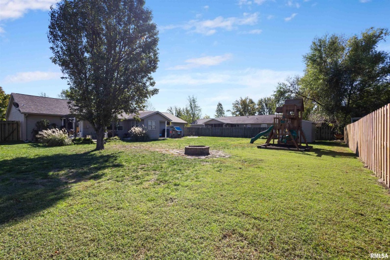 3029 TEAKWOOD Drive, Herrin, Illinois 62948, 3 Bedrooms Bedrooms, 0 ,2 BathroomsBathrooms,Residential,For Sale,TEAKWOOD,0,RMAEB460194