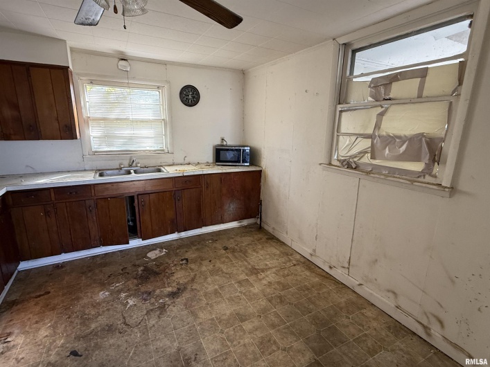 1010 5TH Street, Metropolis, Illinois 62960, 2 Bedrooms Bedrooms, 0 ,1 BathroomBathrooms,Residential,For Sale,5TH,0,RMAEB460201