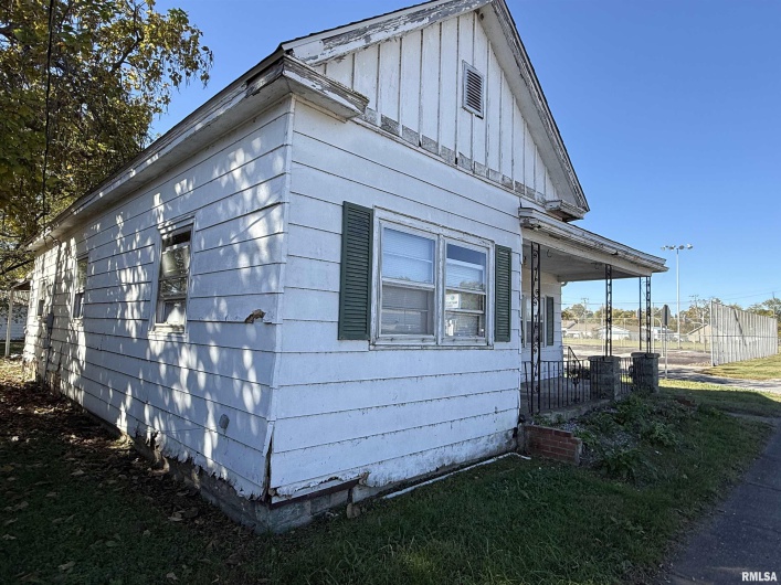1010 5TH Street, Metropolis, Illinois 62960, 2 Bedrooms Bedrooms, 0 ,1 BathroomBathrooms,Residential,For Sale,5TH,0,RMAEB460201