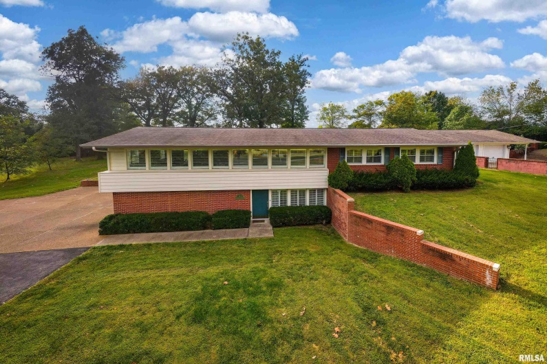 313 COUNTRY CLUB Lane, Harrisburg, Illinois 62946, 3 Bedrooms Bedrooms, 0 ,3 BathroomsBathrooms,Residential,For Sale,COUNTRY CLUB,0,RMAQC4268592