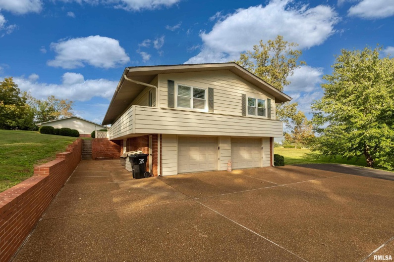 313 COUNTRY CLUB Lane, Harrisburg, Illinois 62946, 3 Bedrooms Bedrooms, 0 ,3 BathroomsBathrooms,Residential,For Sale,COUNTRY CLUB,0,RMAQC4268592