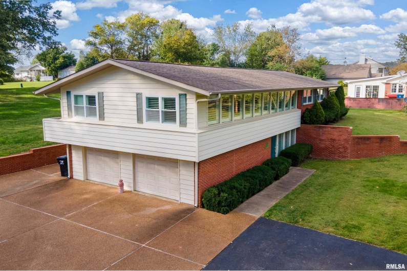 313 COUNTRY CLUB Lane, Harrisburg, Illinois 62946, 3 Bedrooms Bedrooms, 0 ,3 BathroomsBathrooms,Residential,For Sale,COUNTRY CLUB,0,RMAQC4268592
