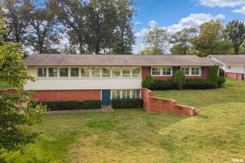313 COUNTRY CLUB Lane, Harrisburg, Illinois 62946, 3 Bedrooms Bedrooms, 0 ,3 BathroomsBathrooms,Residential,For Sale,COUNTRY CLUB,0,RMAQC4268592