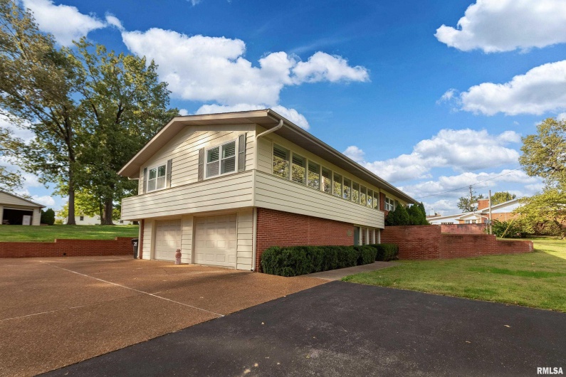 313 COUNTRY CLUB Lane, Harrisburg, Illinois 62946, 3 Bedrooms Bedrooms, 0 ,3 BathroomsBathrooms,Residential,For Sale,COUNTRY CLUB,0,RMAQC4268592