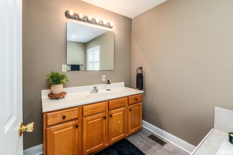 3004 Willow Branch Lane, Herrin, Illinois 62948, 3 Bedrooms Bedrooms, 0 ,2 BathroomsBathrooms,Residential,For Sale,Willow Branch,0,RMAEB460205