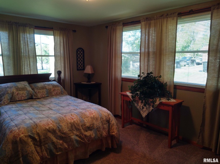 901 LOCUST Street, Vienna, Illinois 62995, 3 Bedrooms Bedrooms, 0 ,1 BathroomBathrooms,Residential,For Sale,LOCUST,0,RMAEB460207