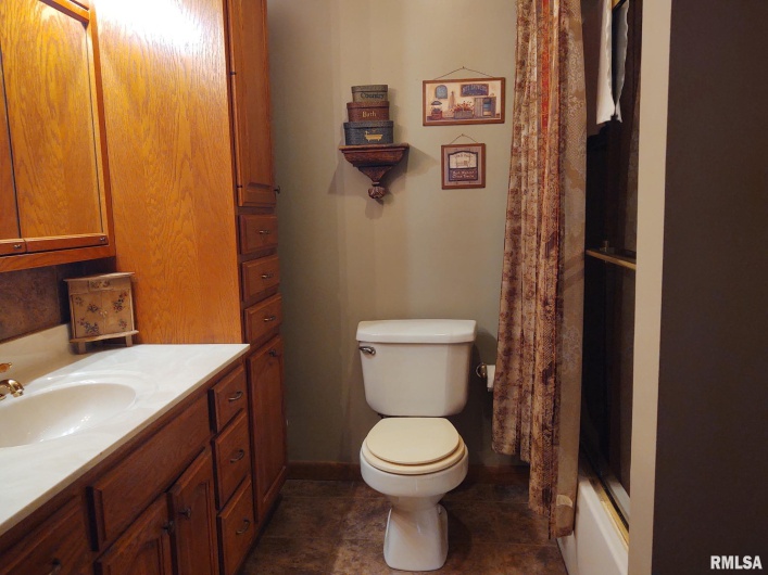 901 LOCUST Street, Vienna, Illinois 62995, 3 Bedrooms Bedrooms, 0 ,1 BathroomBathrooms,Residential,For Sale,LOCUST,0,RMAEB460207