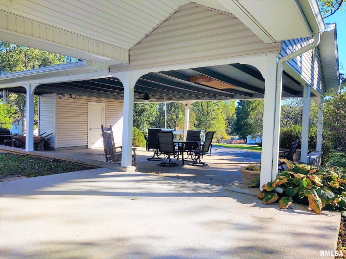 901 LOCUST Street, Vienna, Illinois 62995, 3 Bedrooms Bedrooms, 0 ,1 BathroomBathrooms,Residential,For Sale,LOCUST,0,RMAEB460207