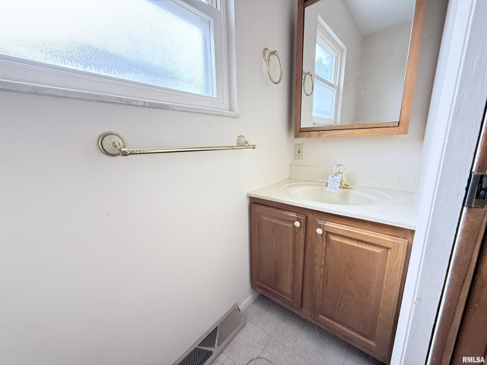 1007 HILLCREST Drive, Sparta, Illinois 62286, 3 Bedrooms Bedrooms, 0 ,1 BathroomBathrooms,Residential,For Sale,HILLCREST,0,RMAEB460209