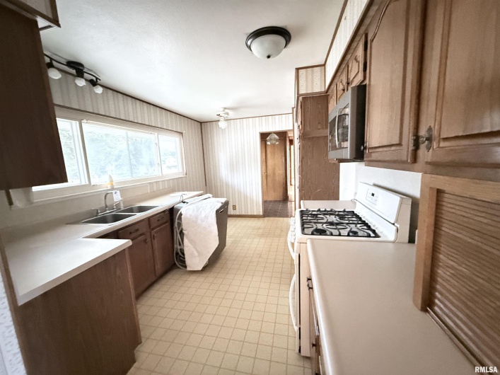 1007 HILLCREST Drive, Sparta, Illinois 62286, 3 Bedrooms Bedrooms, 0 ,1 BathroomBathrooms,Residential,For Sale,HILLCREST,0,RMAEB460209