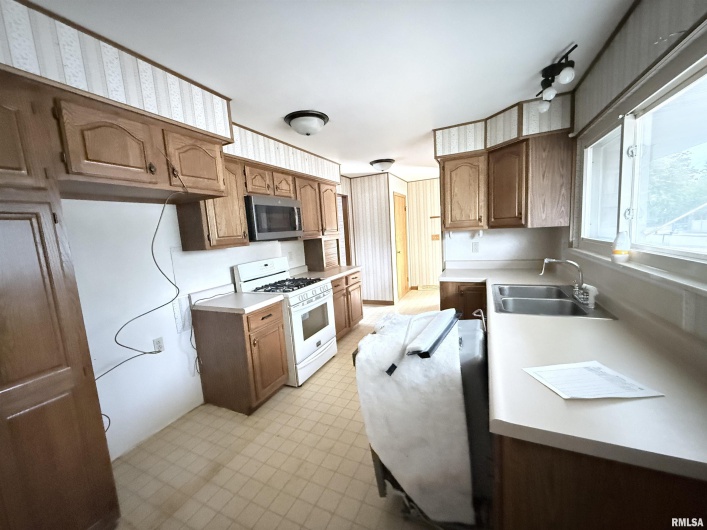 1007 HILLCREST Drive, Sparta, Illinois 62286, 3 Bedrooms Bedrooms, 0 ,1 BathroomBathrooms,Residential,For Sale,HILLCREST,0,RMAEB460209