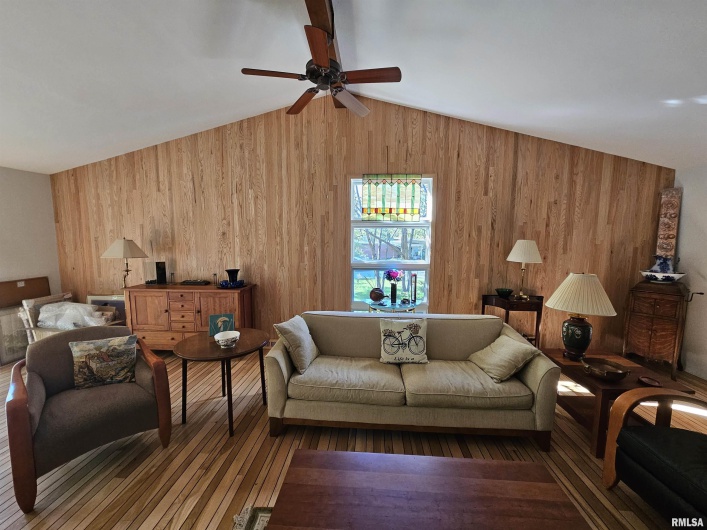 46 HILLCREST Drive, Carbondale, Illinois 62901, 3 Bedrooms Bedrooms, 0 ,3 BathroomsBathrooms,Residential,For Sale,HILLCREST,0,RMAEB460211