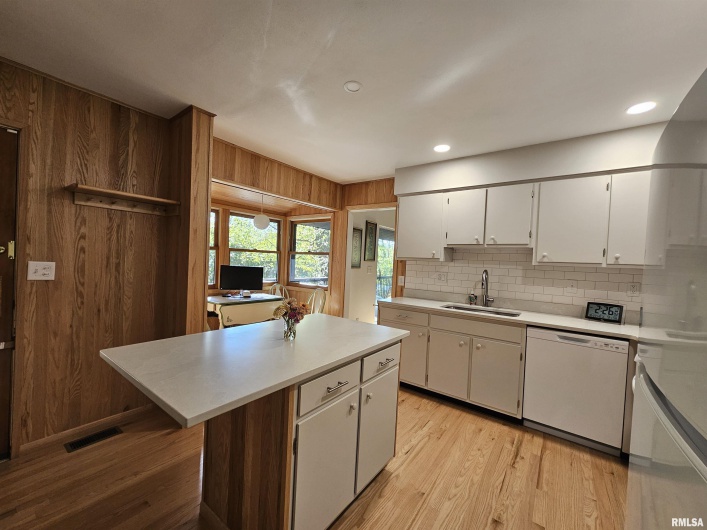 46 HILLCREST Drive, Carbondale, Illinois 62901, 3 Bedrooms Bedrooms, 0 ,3 BathroomsBathrooms,Residential,For Sale,HILLCREST,0,RMAEB460211