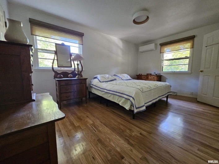 46 HILLCREST Drive, Carbondale, Illinois 62901, 3 Bedrooms Bedrooms, 0 ,3 BathroomsBathrooms,Residential,For Sale,HILLCREST,0,RMAEB460211