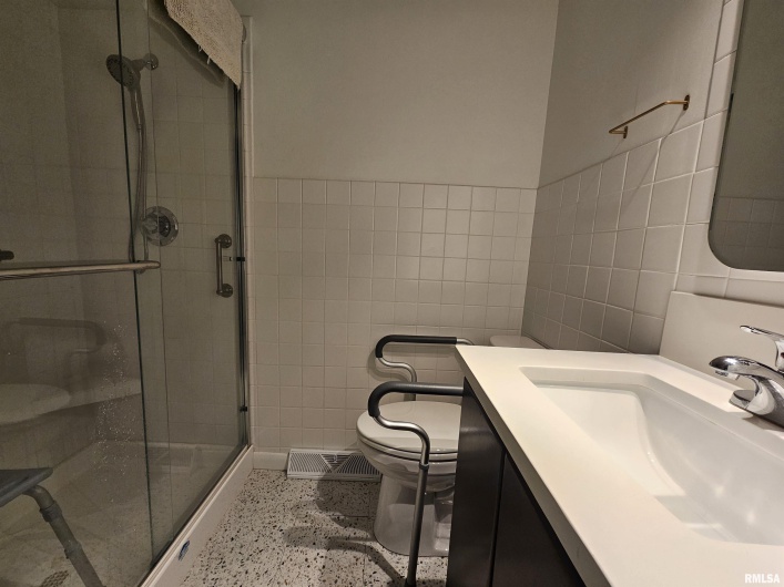 46 HILLCREST Drive, Carbondale, Illinois 62901, 3 Bedrooms Bedrooms, 0 ,3 BathroomsBathrooms,Residential,For Sale,HILLCREST,0,RMAEB460211
