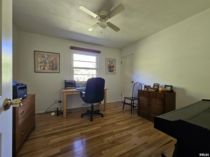 46 HILLCREST Drive, Carbondale, Illinois 62901, 3 Bedrooms Bedrooms, 0 ,3 BathroomsBathrooms,Residential,For Sale,HILLCREST,0,RMAEB460211