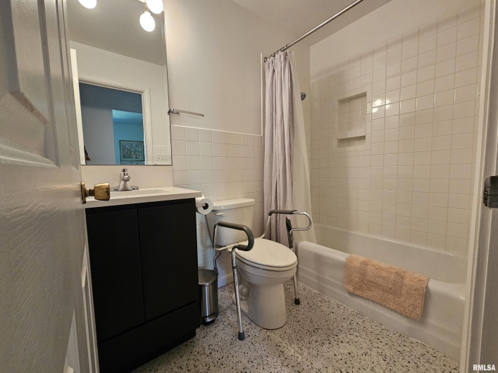 46 HILLCREST Drive, Carbondale, Illinois 62901, 3 Bedrooms Bedrooms, 0 ,3 BathroomsBathrooms,Residential,For Sale,HILLCREST,0,RMAEB460211
