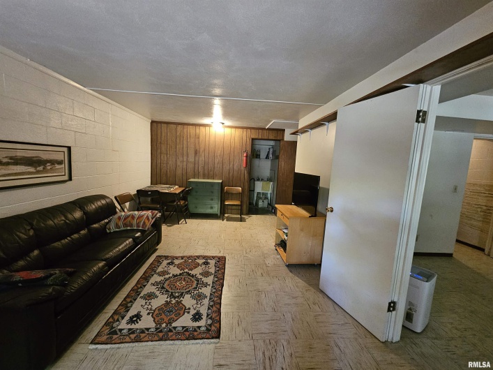 46 HILLCREST Drive, Carbondale, Illinois 62901, 3 Bedrooms Bedrooms, 0 ,3 BathroomsBathrooms,Residential,For Sale,HILLCREST,0,RMAEB460211