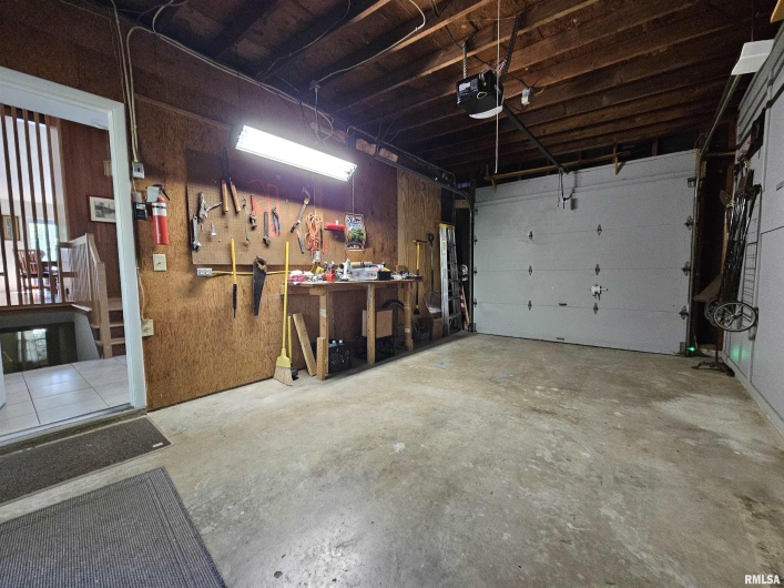 46 HILLCREST Drive, Carbondale, Illinois 62901, 3 Bedrooms Bedrooms, 0 ,3 BathroomsBathrooms,Residential,For Sale,HILLCREST,0,RMAEB460211