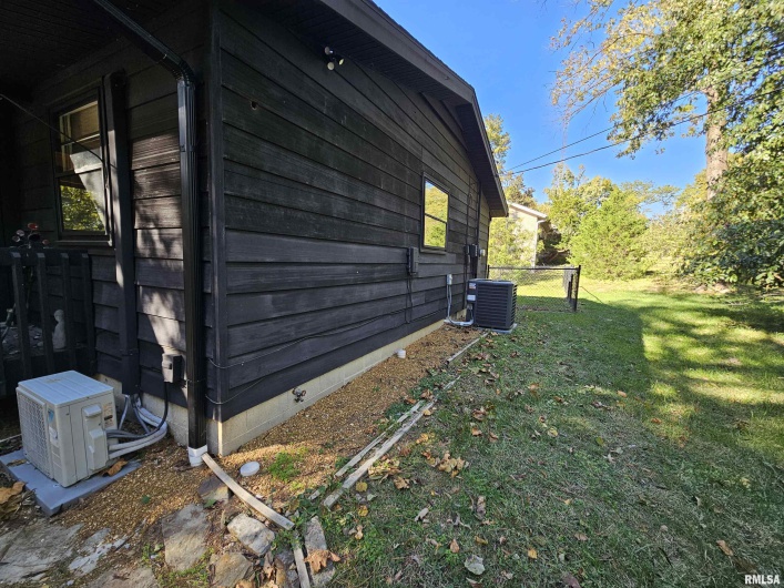 46 HILLCREST Drive, Carbondale, Illinois 62901, 3 Bedrooms Bedrooms, 0 ,3 BathroomsBathrooms,Residential,For Sale,HILLCREST,0,RMAEB460211