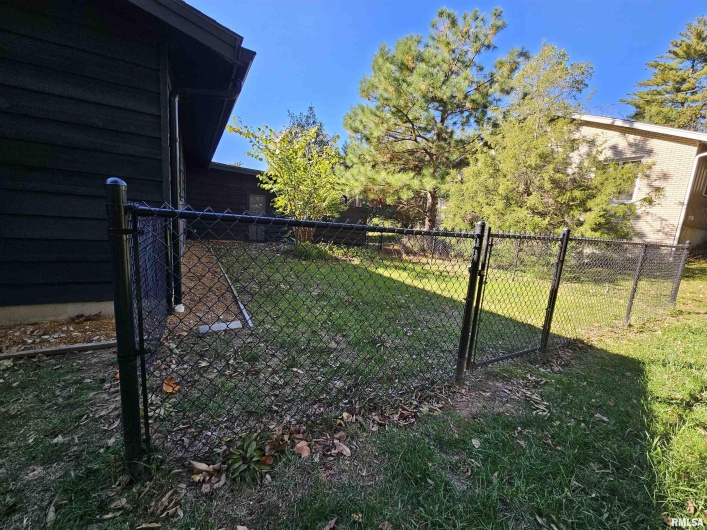 46 HILLCREST Drive, Carbondale, Illinois 62901, 3 Bedrooms Bedrooms, 0 ,3 BathroomsBathrooms,Residential,For Sale,HILLCREST,0,RMAEB460211