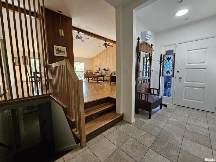 46 HILLCREST Drive, Carbondale, Illinois 62901, 3 Bedrooms Bedrooms, 0 ,3 BathroomsBathrooms,Residential,For Sale,HILLCREST,0,RMAEB460211