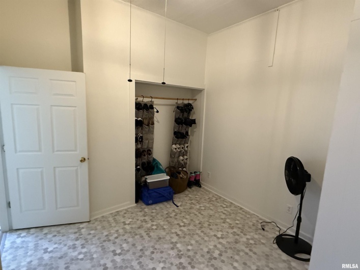 1100 CATHERINE Street, Metropolis, Illinois 62960, 4 Bedrooms Bedrooms, 0 ,2 BathroomsBathrooms,Residential,For Sale,CATHERINE,0,RMAEB459718