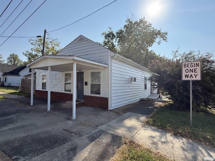 1100 CATHERINE Street, Metropolis, Illinois 62960, 4 Bedrooms Bedrooms, 0 ,2 BathroomsBathrooms,Residential,For Sale,CATHERINE,0,RMAEB459718