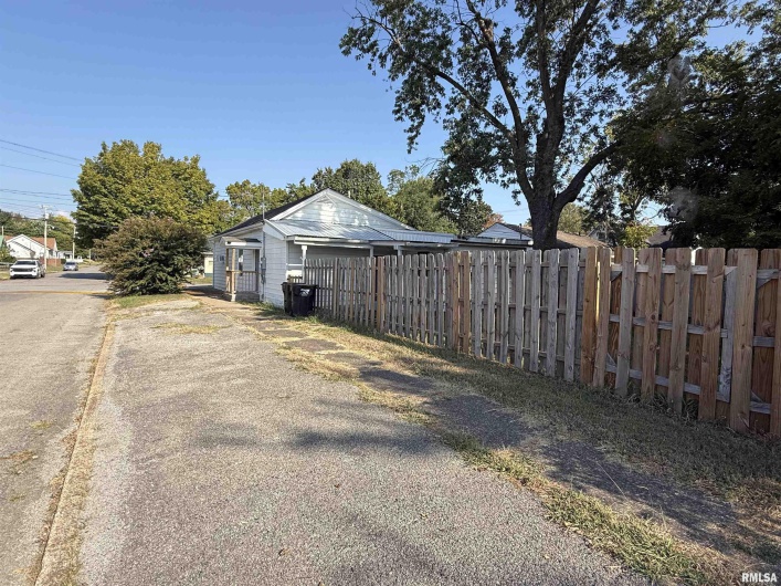 1100 CATHERINE Street, Metropolis, Illinois 62960, 4 Bedrooms Bedrooms, 0 ,2 BathroomsBathrooms,Residential,For Sale,CATHERINE,0,RMAEB459718