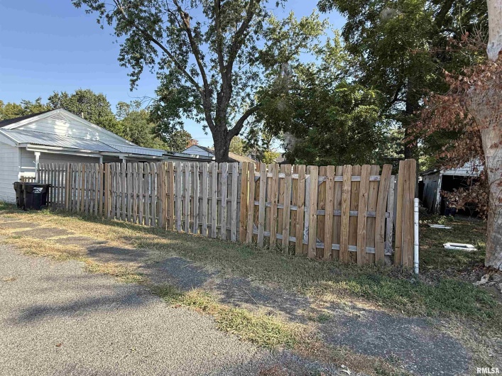 1100 CATHERINE Street, Metropolis, Illinois 62960, 4 Bedrooms Bedrooms, 0 ,2 BathroomsBathrooms,Residential,For Sale,CATHERINE,0,RMAEB459718