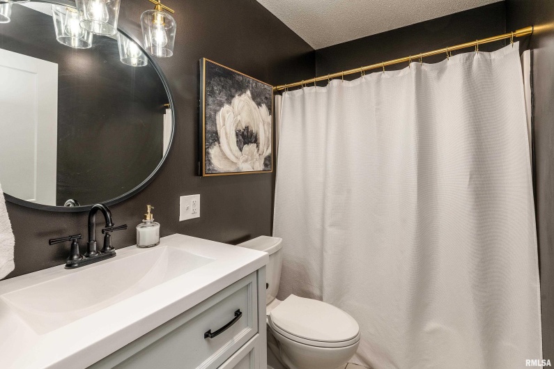 2701 HICKORY Lane, Marion, Illinois 62959, 3 Bedrooms Bedrooms, 0 ,2 BathroomsBathrooms,Residential,For Sale,HICKORY,0,RMAQC4268643