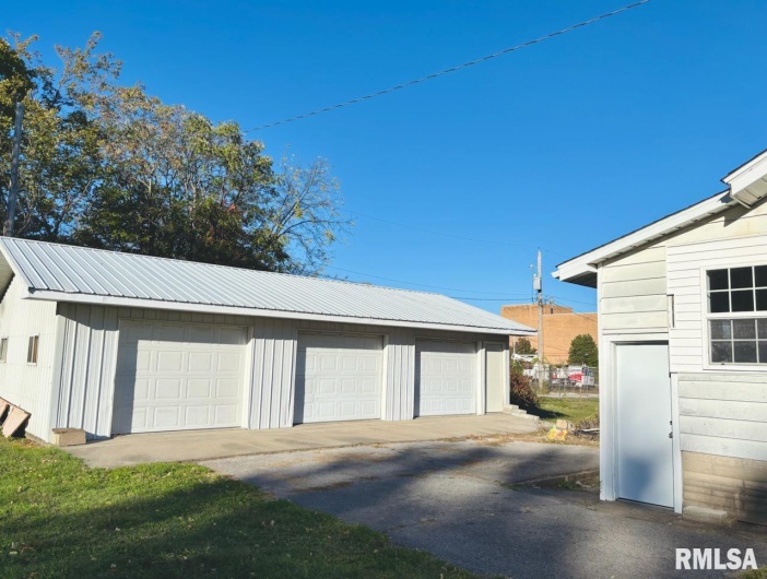 310 WALNUT Street, Carbondale, Illinois 62901, 3 Bedrooms Bedrooms, 0 ,2 BathroomsBathrooms,Residential,For Sale,WALNUT,0,RMAEB460224