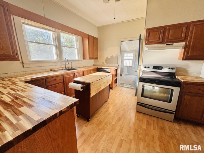 310 WALNUT Street, Carbondale, Illinois 62901, 3 Bedrooms Bedrooms, 0 ,2 BathroomsBathrooms,Residential,For Sale,WALNUT,0,RMAEB460224