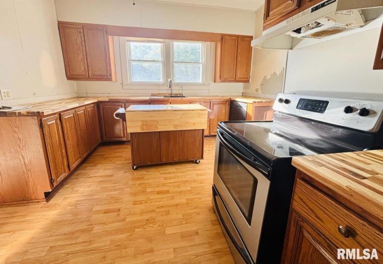 310 WALNUT Street, Carbondale, Illinois 62901, 3 Bedrooms Bedrooms, 0 ,2 BathroomsBathrooms,Residential,For Sale,WALNUT,0,RMAEB460224