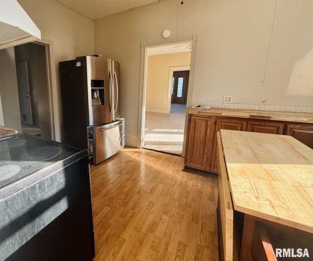 310 WALNUT Street, Carbondale, Illinois 62901, 3 Bedrooms Bedrooms, 0 ,2 BathroomsBathrooms,Residential,For Sale,WALNUT,0,RMAEB460224