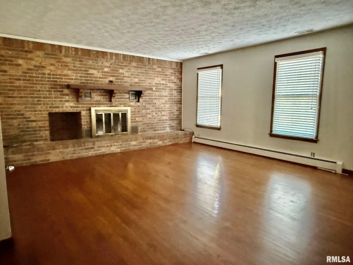 1400 CATHERINE Street, Metropolis, Illinois 62960, 3 Bedrooms Bedrooms, 0 ,2 BathroomsBathrooms,Residential,For Sale,CATHERINE,0,RMAEB460240