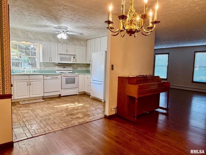 1400 CATHERINE Street, Metropolis, Illinois 62960, 3 Bedrooms Bedrooms, 0 ,2 BathroomsBathrooms,Residential,For Sale,CATHERINE,0,RMAEB460240