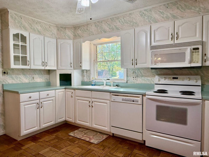 1400 CATHERINE Street, Metropolis, Illinois 62960, 3 Bedrooms Bedrooms, 0 ,2 BathroomsBathrooms,Residential,For Sale,CATHERINE,0,RMAEB460240