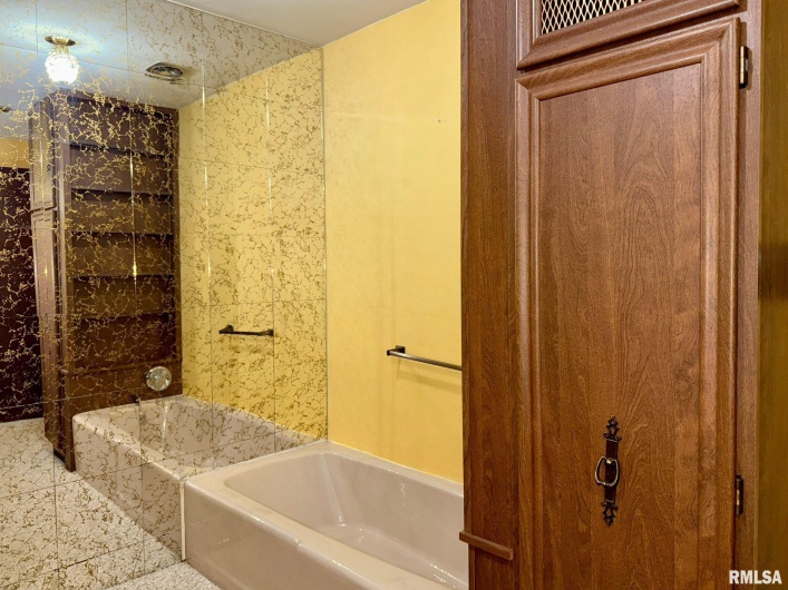 1400 CATHERINE Street, Metropolis, Illinois 62960, 3 Bedrooms Bedrooms, 0 ,2 BathroomsBathrooms,Residential,For Sale,CATHERINE,0,RMAEB460240