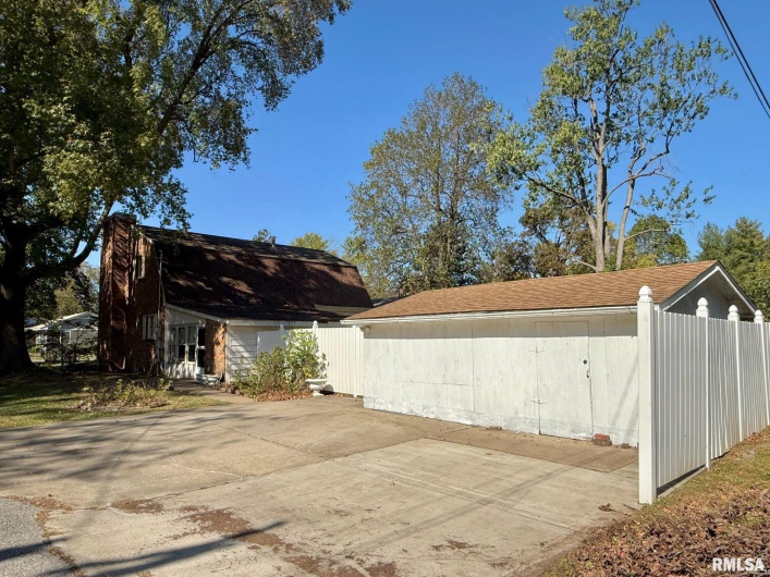 1400 CATHERINE Street, Metropolis, Illinois 62960, 3 Bedrooms Bedrooms, 0 ,2 BathroomsBathrooms,Residential,For Sale,CATHERINE,0,RMAEB460240