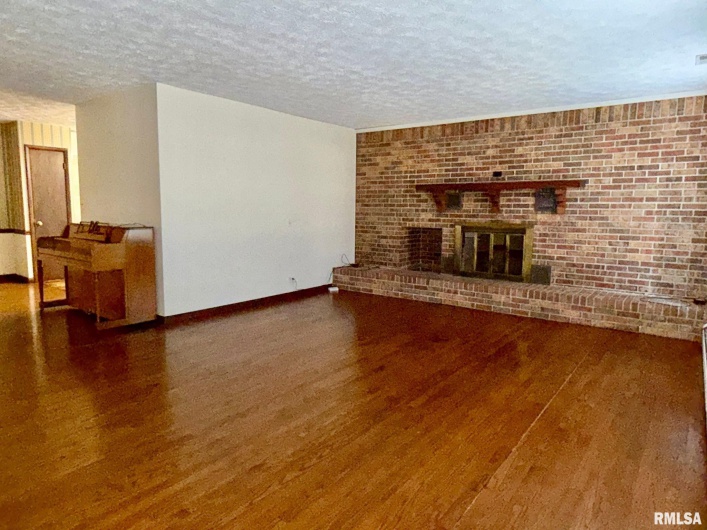 1400 CATHERINE Street, Metropolis, Illinois 62960, 3 Bedrooms Bedrooms, 0 ,2 BathroomsBathrooms,Residential,For Sale,CATHERINE,0,RMAEB460240