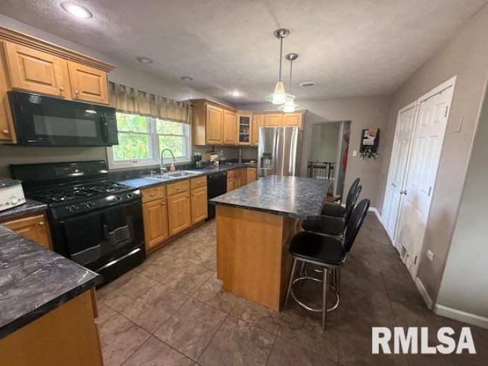 401 CROSS Street, Herrin, Illinois 62948, 3 Bedrooms Bedrooms, 0 ,2 BathroomsBathrooms,Residential,For Sale,CROSS,0,RMAEB460243