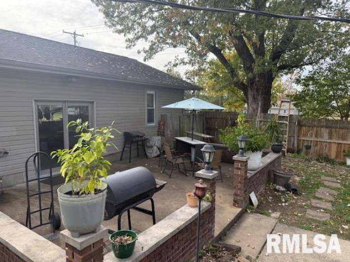 401 CROSS Street, Herrin, Illinois 62948, 3 Bedrooms Bedrooms, 0 ,2 BathroomsBathrooms,Residential,For Sale,CROSS,0,RMAEB460243