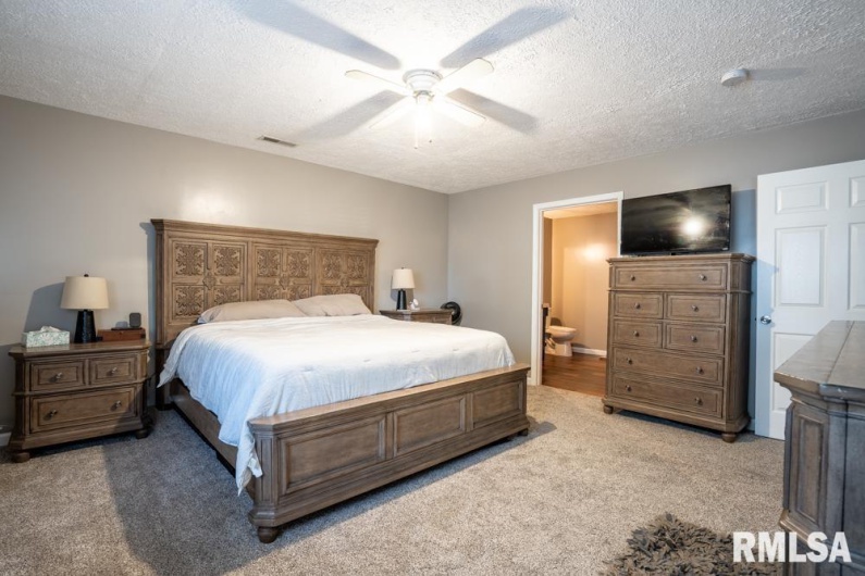910 FAIRLANE Drive, Marion, Illinois 62959, 6 Bedrooms Bedrooms, 0 ,3 BathroomsBathrooms,Residential,For Sale,FAIRLANE,0,RMAQC4268732