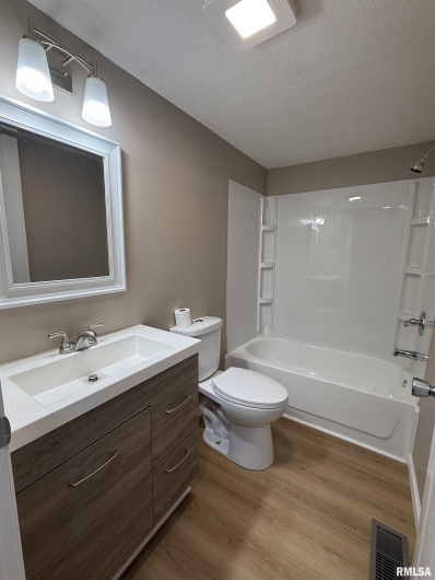 103 Board Street, Elkville, Illinois 62932, 4 Bedrooms Bedrooms, 0 ,2 BathroomsBathrooms,Residential,For Sale,Board,0,RMAQC4268734