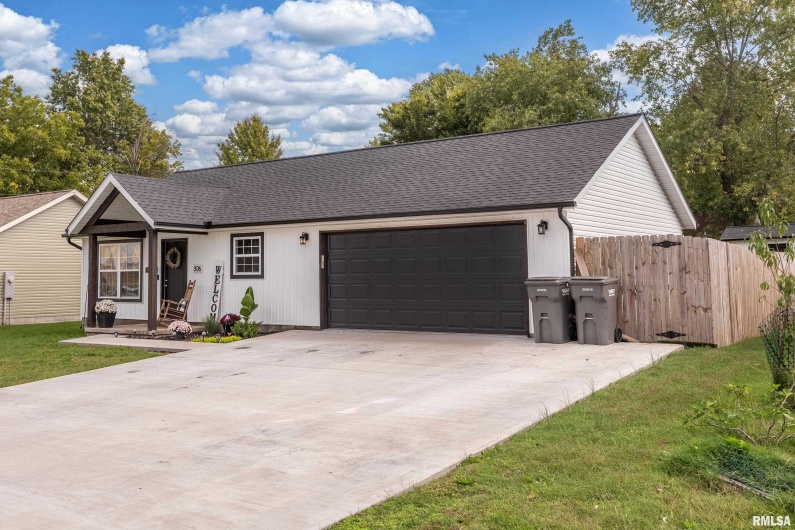 306 PENNSYLVANIA Avenue, Carterville, Illinois 62918, 3 Bedrooms Bedrooms, 0 ,2 BathroomsBathrooms,Residential,For Sale,PENNSYLVANIA,0,RMAQC4268585