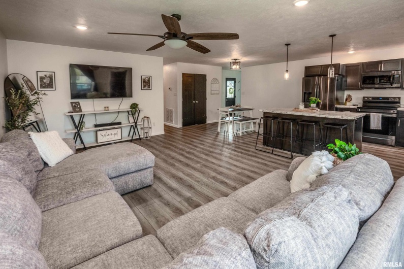 306 PENNSYLVANIA Avenue, Carterville, Illinois 62918, 3 Bedrooms Bedrooms, 0 ,2 BathroomsBathrooms,Residential,For Sale,PENNSYLVANIA,0,RMAQC4268585